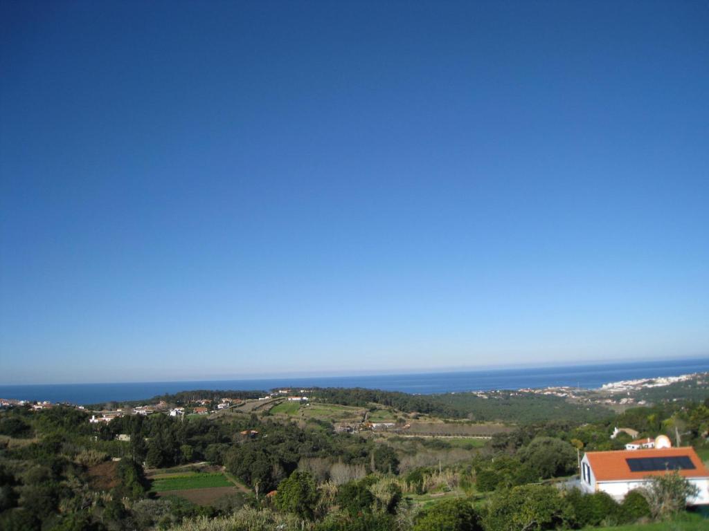 Blick auf den Ozean von einem Hügel aus in der Unterkunft A Casinha in Sintra