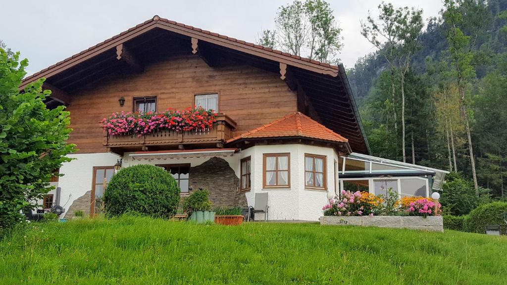 a small house with flowers on the balcony at Ferienwohnung Lenz in Marktschellenberg