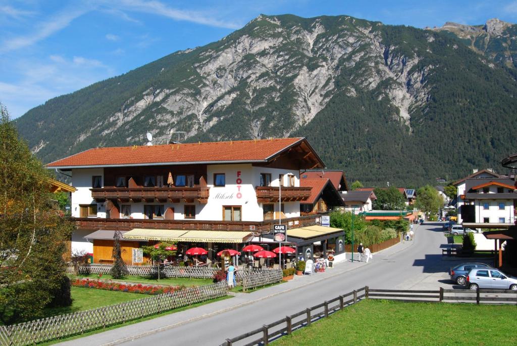 een stad in de bergen met een berg bij Haus Miksch in Pertisau