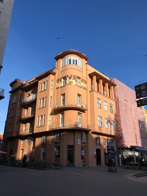 un edificio bronceado con un balcón en el lateral. en Main Square Oval Apartment en Zagreb