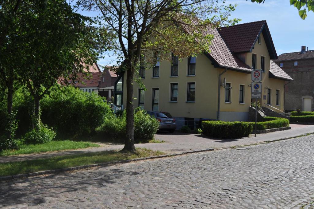 una casa sul lato di una strada di zentrumsnahe Ferienwohnung im Grünen a Röbel