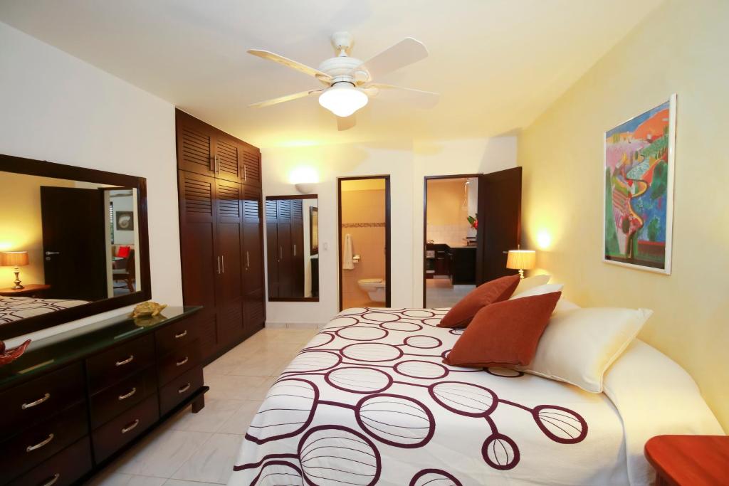 Postel nebo postele na pokoji v ubytování Cabarete Palm Beach Condos