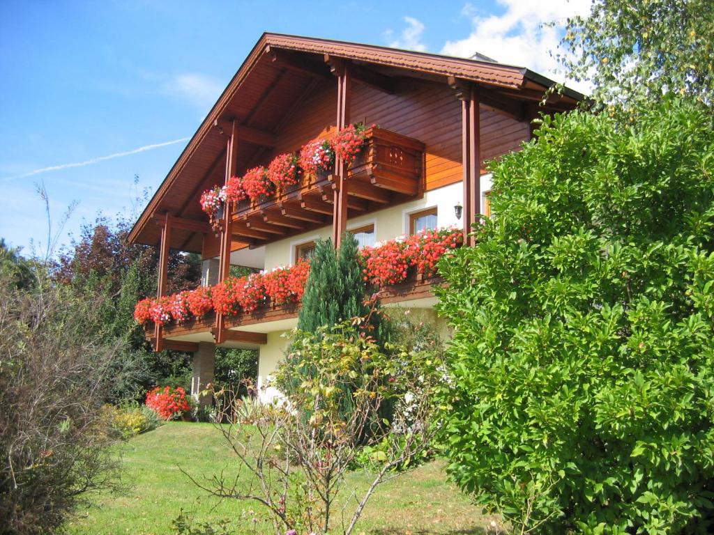 ein Haus mit Blumenkästen an der Seite in der Unterkunft Ferienwohnungen Haus Bliem in Lieserhofen