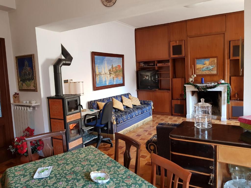 sala de estar con sofá azul y chimenea en Residence Luisa en Avezzano