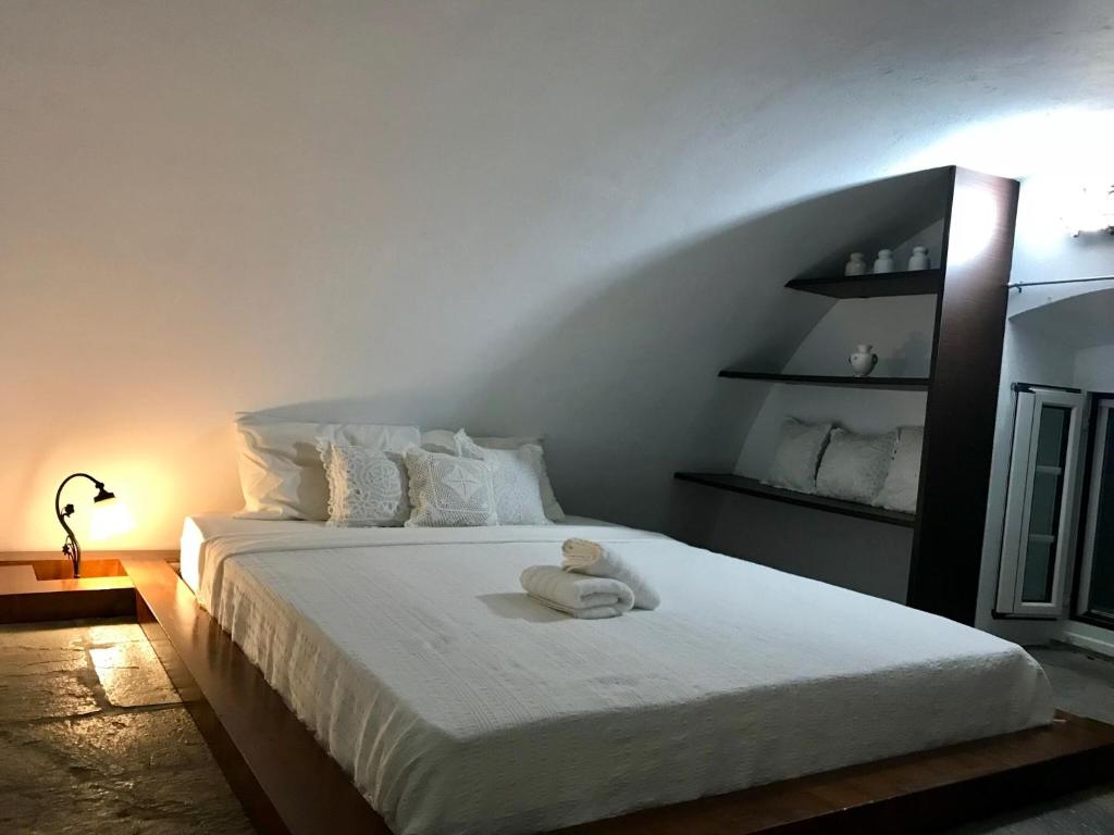 Łóżko lub łóżka w pokoju w obiekcie Drymonas Heights Kythira Traditional Volto