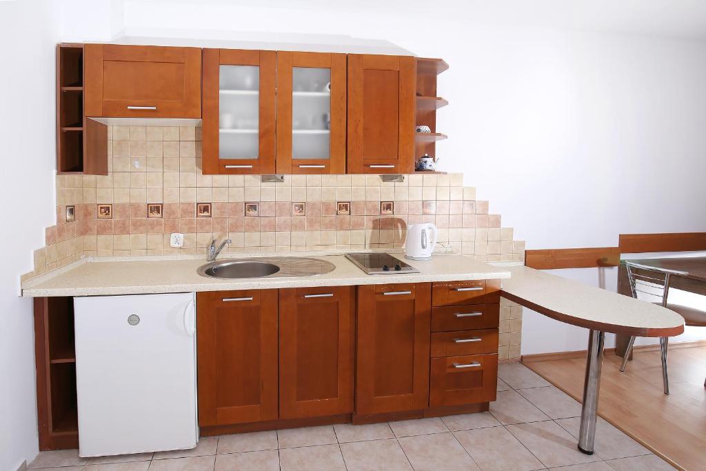 Kuchyňa alebo kuchynka v ubytovaní 100-SIO Apartamenty