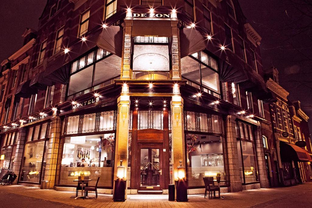 un edificio con una torre dell'orologio davanti di Brasss Hotel Suites a Haarlem