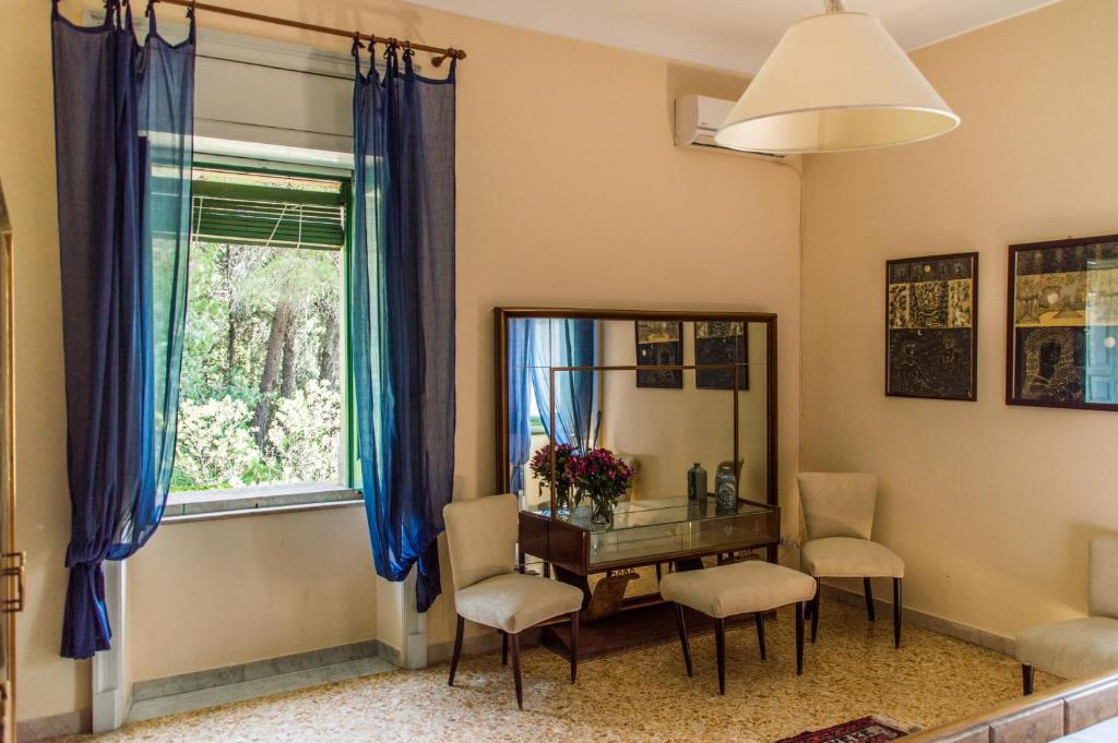 Posedenie v ubytovaní Affascinante Villa Ottocentesca a Caltagirone