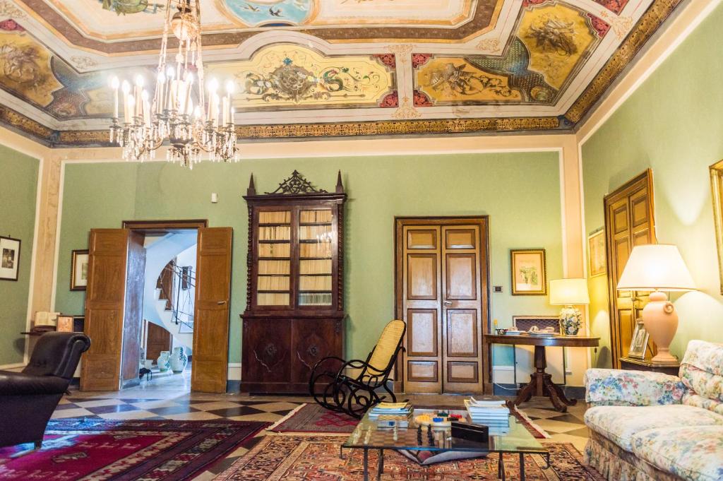 Posedenie v ubytovaní Affascinante Villa Ottocentesca a Caltagirone