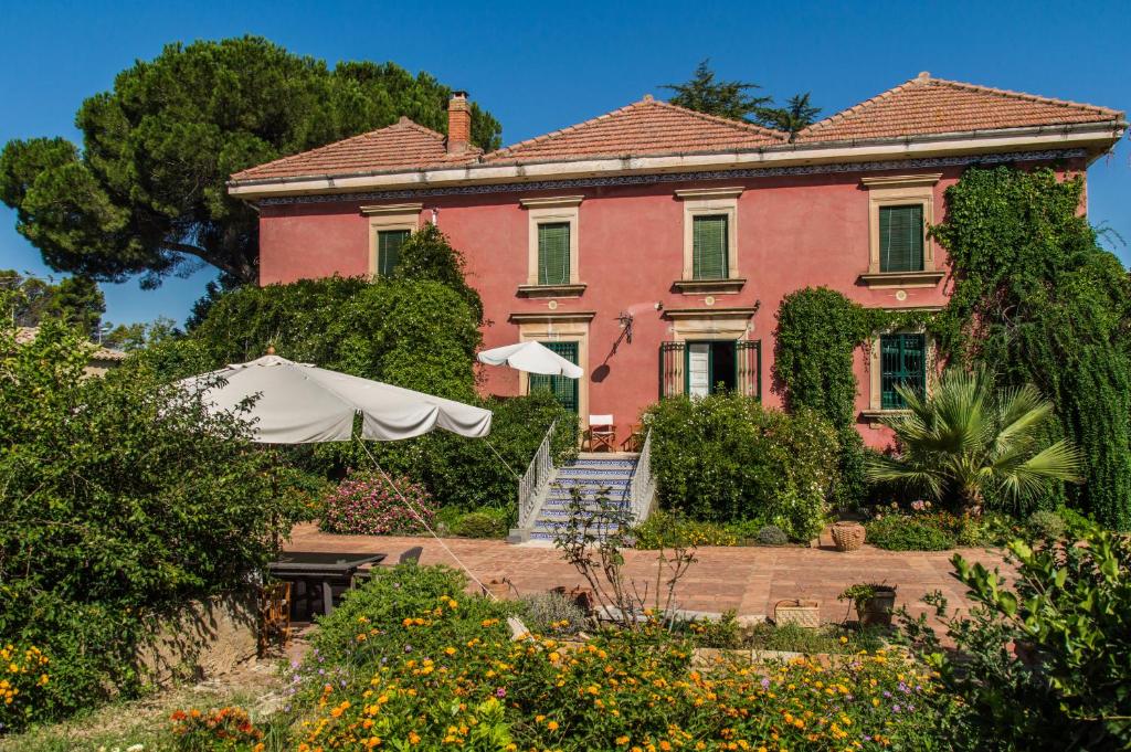 Vonkajšia záhrada v ubytovaní Affascinante Villa Ottocentesca a Caltagirone