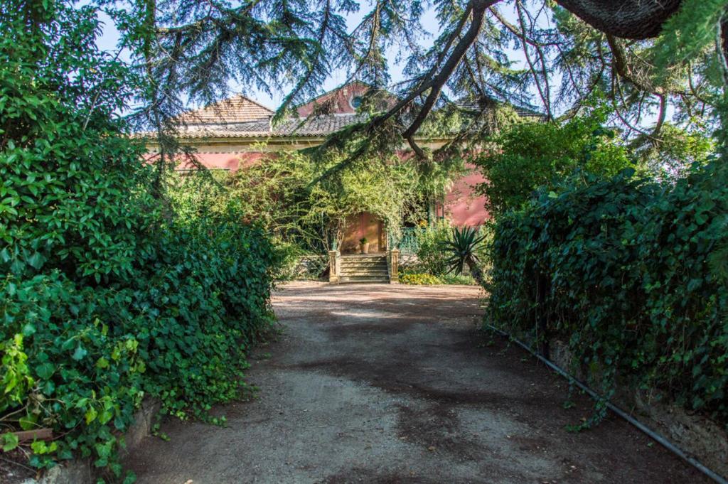 Vonkajšia záhrada v ubytovaní Affascinante Villa Ottocentesca a Caltagirone