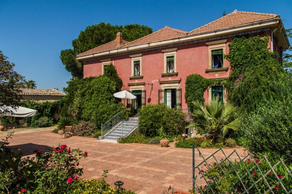 Vonkajšia záhrada v ubytovaní Affascinante Villa Ottocentesca a Caltagirone