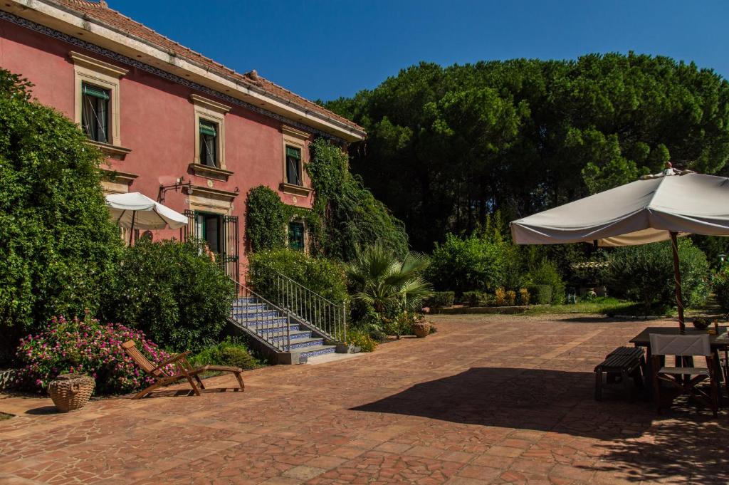 Vonkajšia záhrada v ubytovaní Affascinante Villa Ottocentesca a Caltagirone