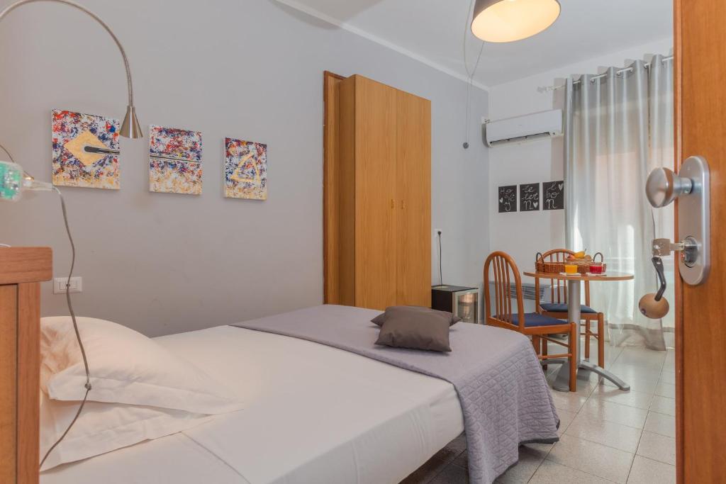 Postel nebo postele na pokoji v ubytování Hotel Viterbo Inn