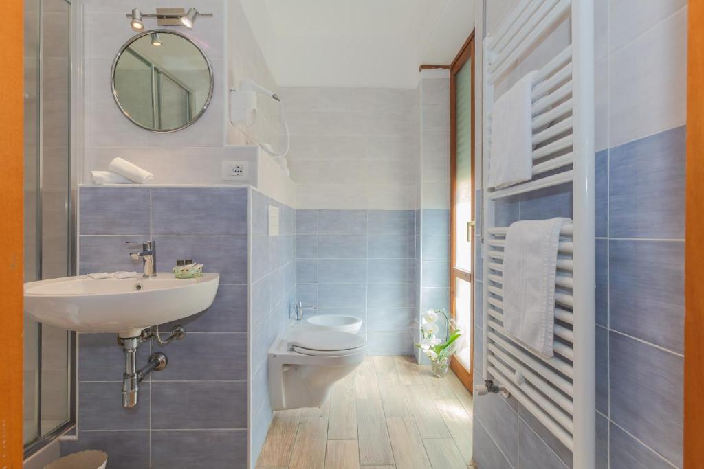 Koupelna v ubytování Hotel Viterbo Inn