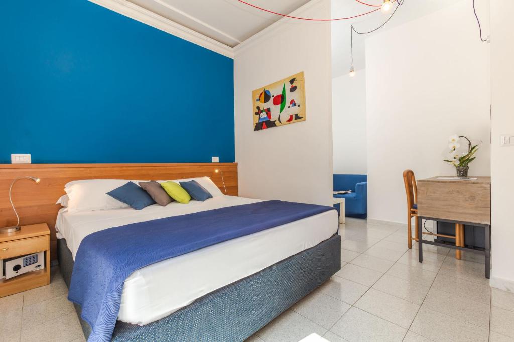 Postel nebo postele na pokoji v ubytování Hotel Viterbo Inn