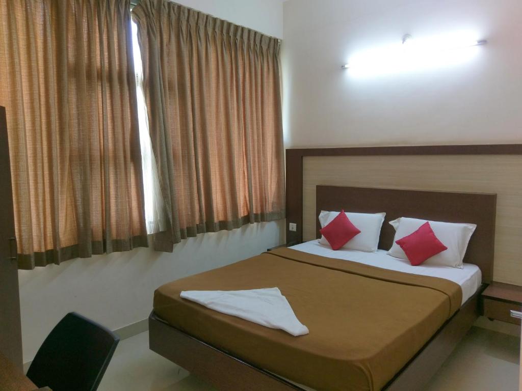 Postel nebo postele na pokoji v ubytování Banyan Tree Comforts Mysore