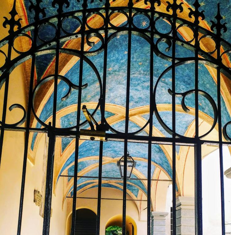 a building with a painting on the ceiling at B&B Palazzo Malaspina in Piacenza