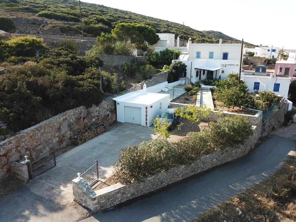 widok z góry na dom ze ścianą w obiekcie Drymonas Heights Kythira Traditional Volto w mieście Kithira