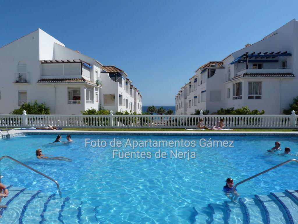 un grupo de personas nadando en una piscina en Fuentes de Nerja, en Nerja