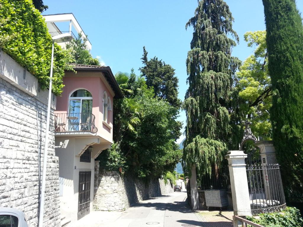 eine Straße in einer Stadt mit einem Haus und Bäumen in der Unterkunft Romantic Bijou in Lugano