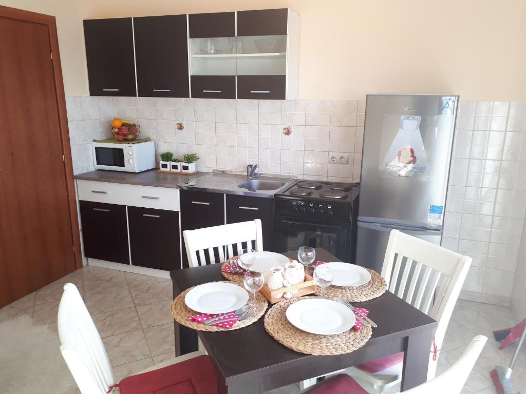 Kuchyňa alebo kuchynka v ubytovaní Apartman eva