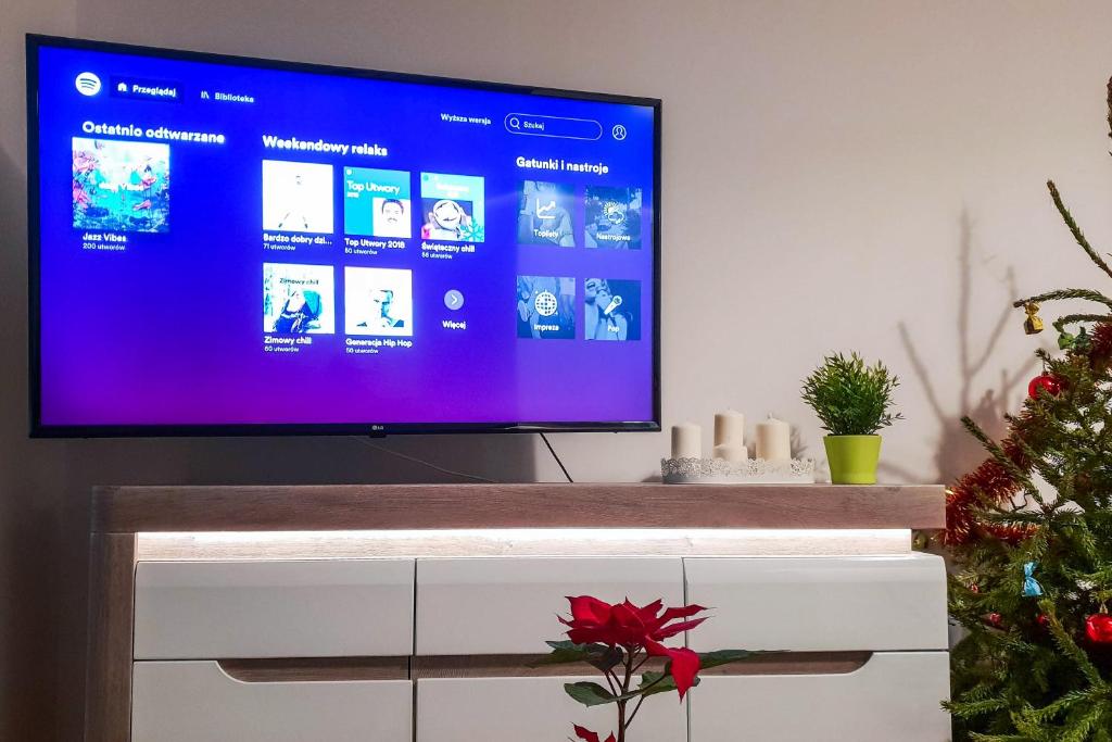Televízia a/alebo spoločenská miestnosť v ubytovaní Mogilska Tower + garaż