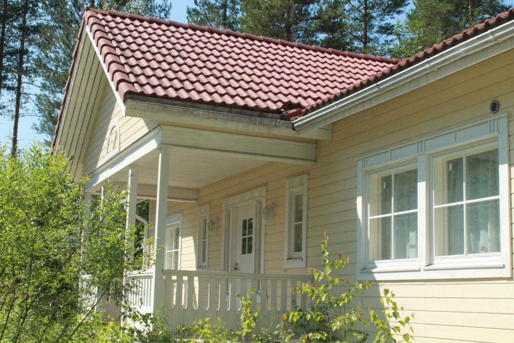 a small yellow house with a red roof at Коттедж в Финляндии, Enonkoski (желтый) in Enonkoski