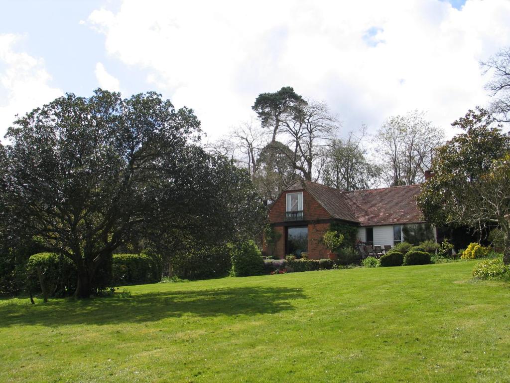 una casa con un gran patio de césped en Brook Barn en Selham