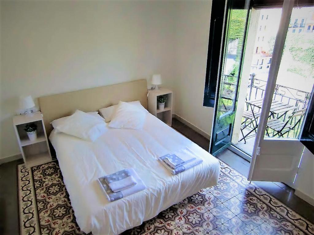 a bedroom with a white bed with two plates on it at Apartamento Les Pedreres in Girona