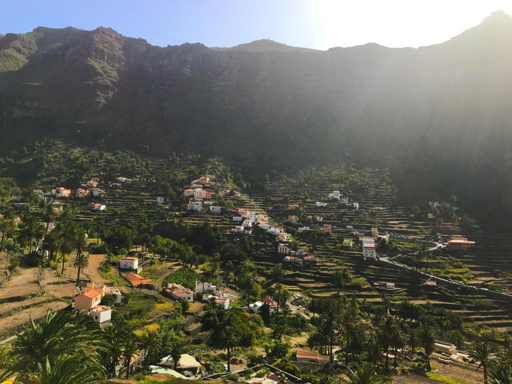 wioska w dolinie z górami w tle w obiekcie Alojamiento San Antonio w mieście Valle Gran Rey