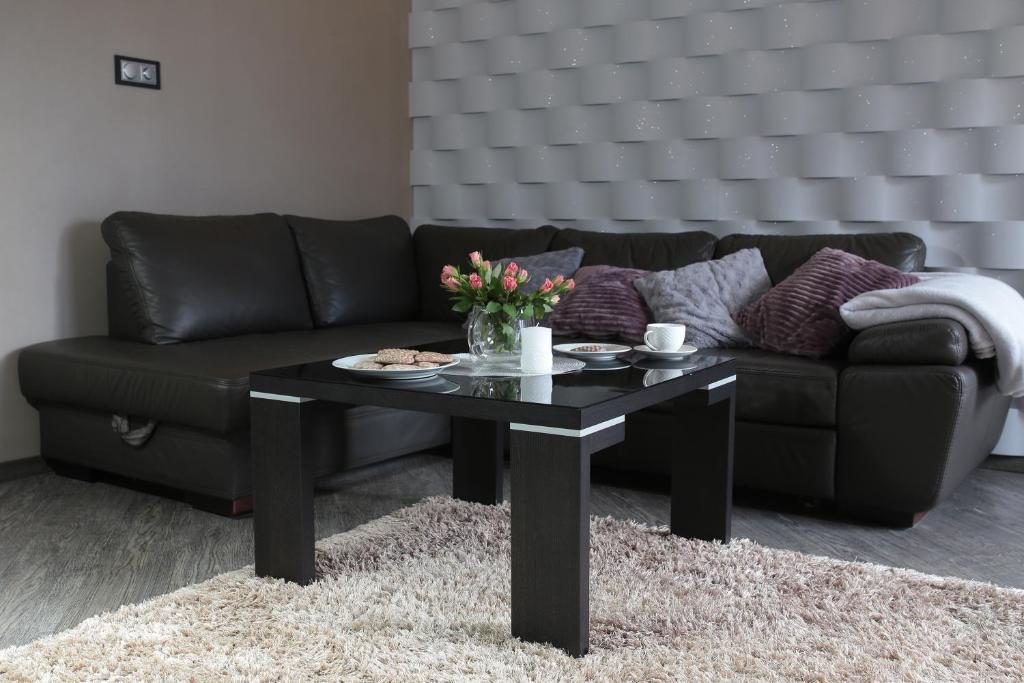 a black coffee table in a living room with a couch at Apartament Słowiański 150 mtr do Plaży centralnie polożony przy głównej promenadzie in Ustka