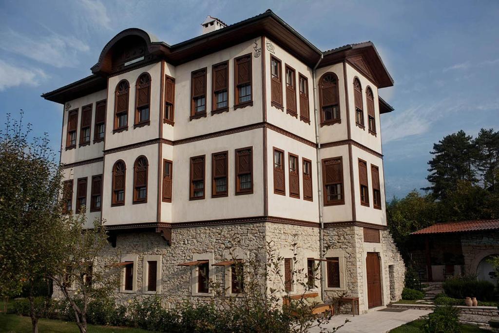 a large building with a lot of windows at Pacacioglu Bag Evi in Safranbolu
