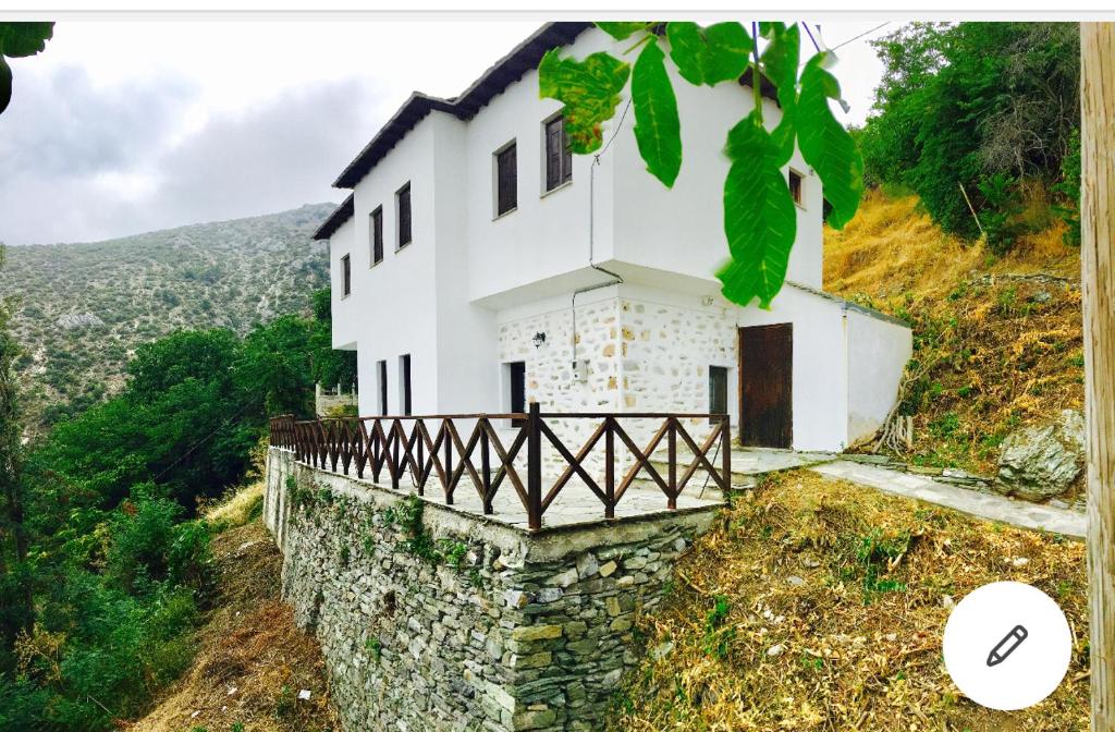 ein weißes Haus auf einem Hügel in der Unterkunft Traditional House Makrinitsa in Makrinítsa