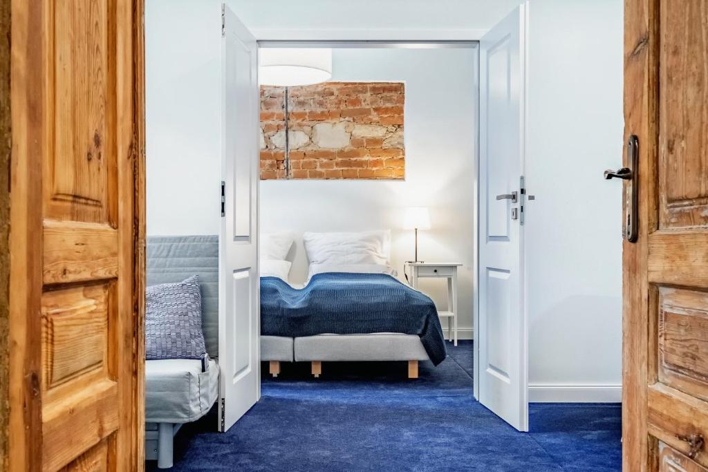 ルブリンにあるApartamenty Lubartowska Streetのベッドルーム1室(青いカーペットフロアのベッド1台付)