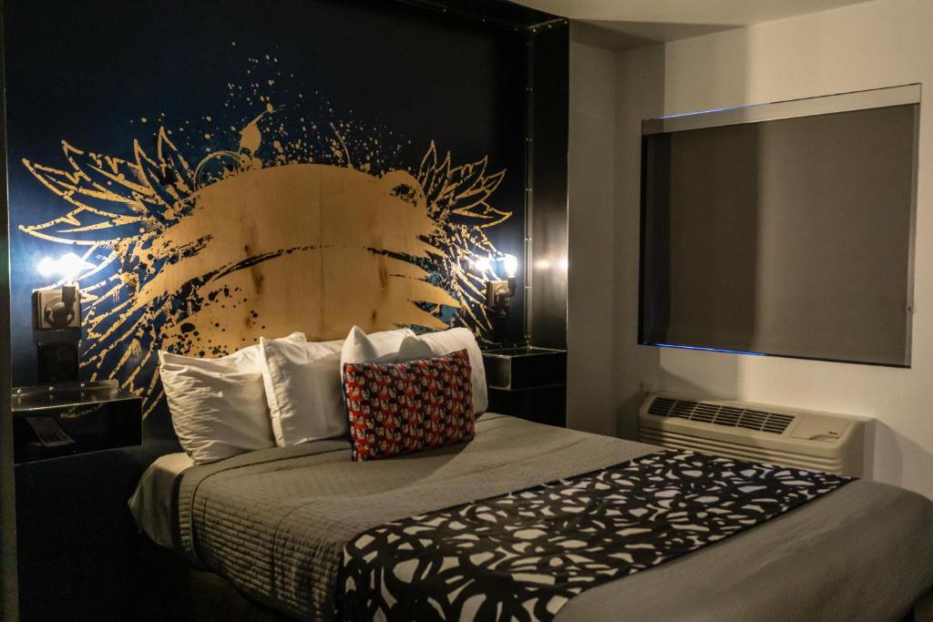 Postel nebo postele na pokoji v ubytování Downtown Phoenix Hotel