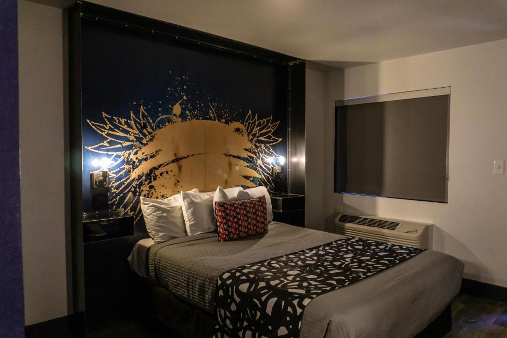 Postel nebo postele na pokoji v ubytování Downtown Phoenix Hotel