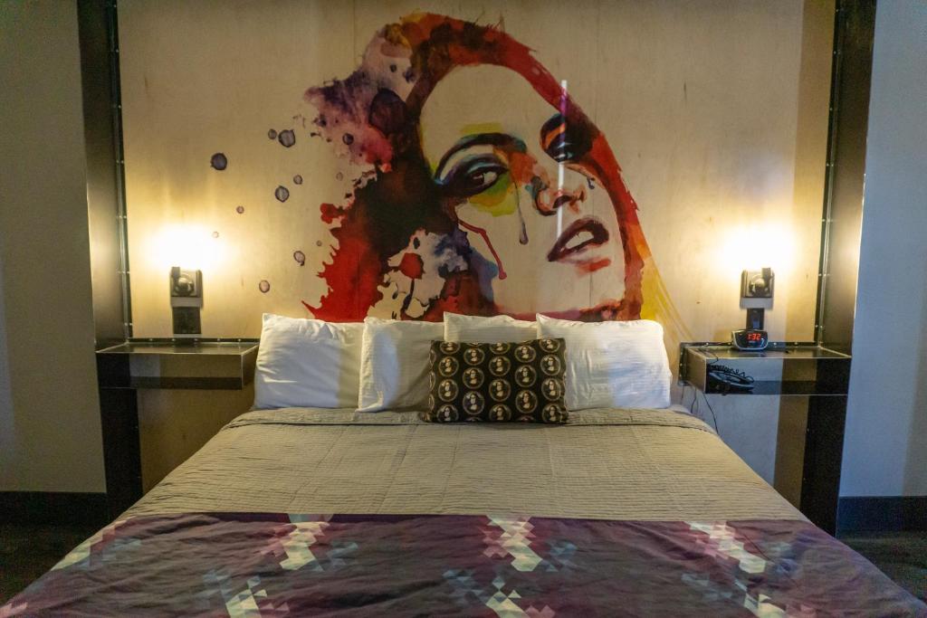 Postel nebo postele na pokoji v ubytování Downtown Phoenix Hotel