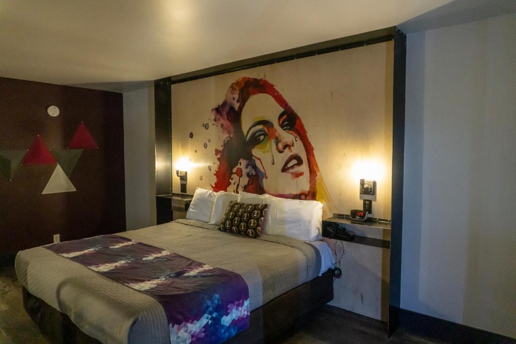 Postel nebo postele na pokoji v ubytování Downtown Phoenix Hotel