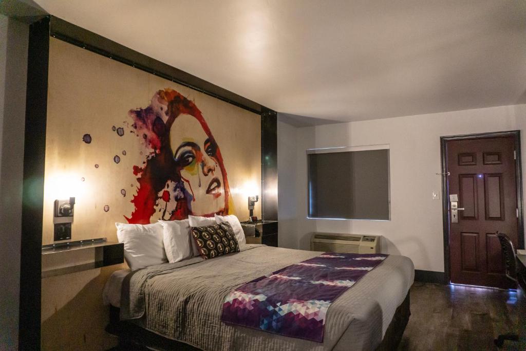 Postel nebo postele na pokoji v ubytování Downtown Phoenix Hotel