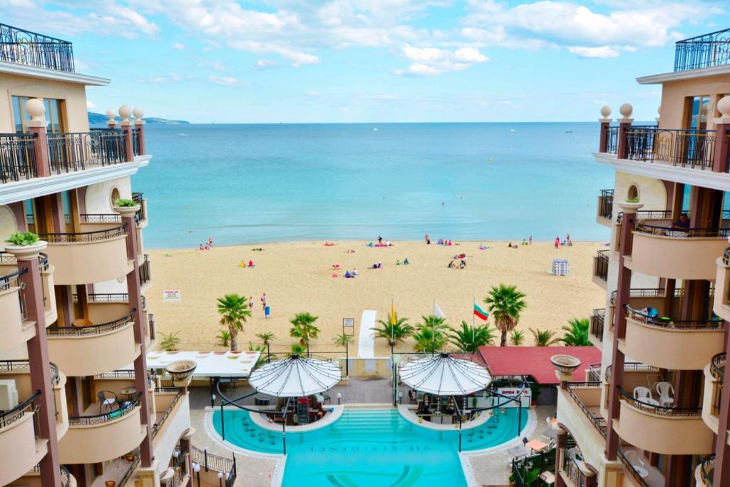 - une vue sur la plage depuis le balcon du complexe dans l'établissement Golden Rainbow apartments, à Sunny Beach