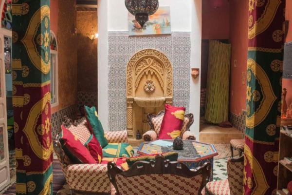 uma sala de estar com um sofá e uma mesa em Dar El Karam em Rabat