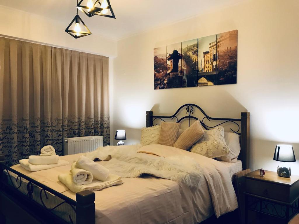 sypialnia z łóżkiem z ręcznikami w obiekcie Apartment Rustic w Sarajewie