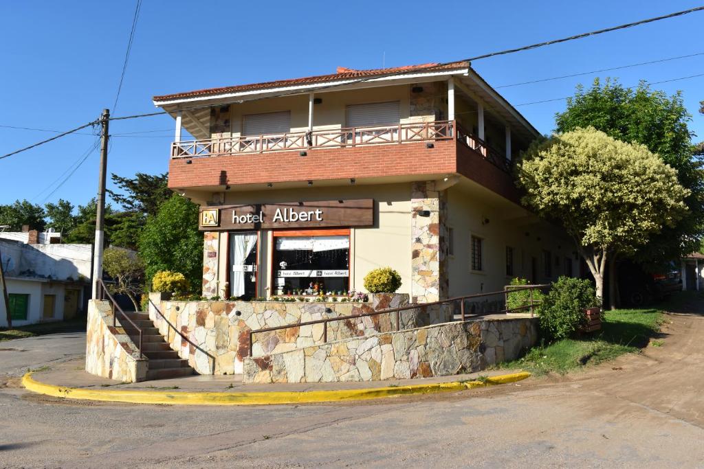 a building on the corner of a street at Hotel Albert in Villa Gesell