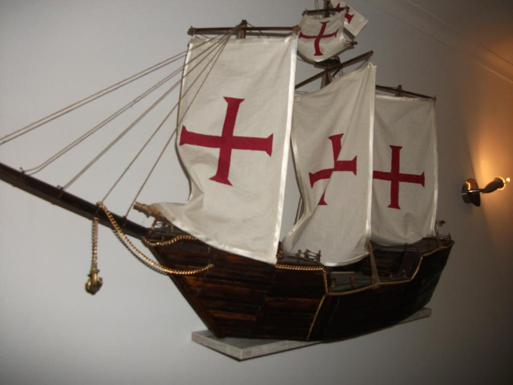 Ein Modell eines Piratenschiffs, das an einer Wand hängt. in der Unterkunft Navio in Torreira