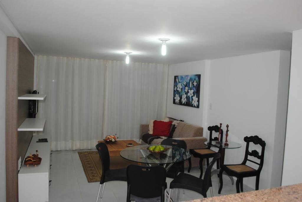 sala de estar con mesa y sofá en Praia do Cabo Branco RV, en João Pessoa