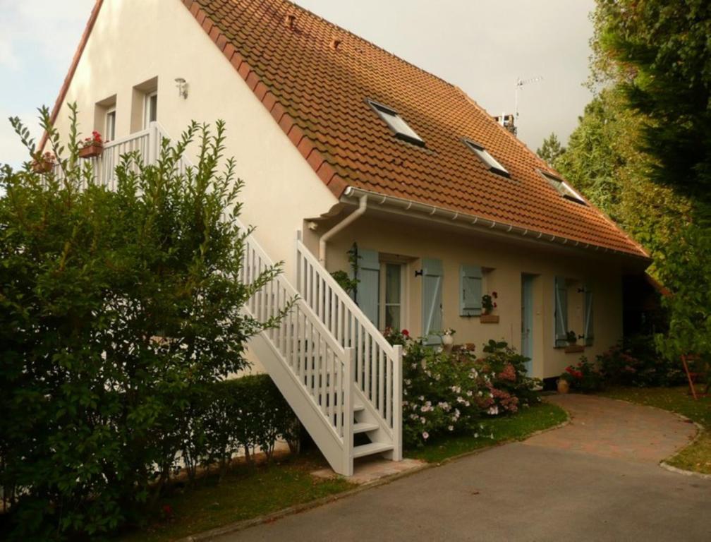 una casa con una escalera blanca delante de ella en Chambre d'Hotes Pause en Chemin, en Condette