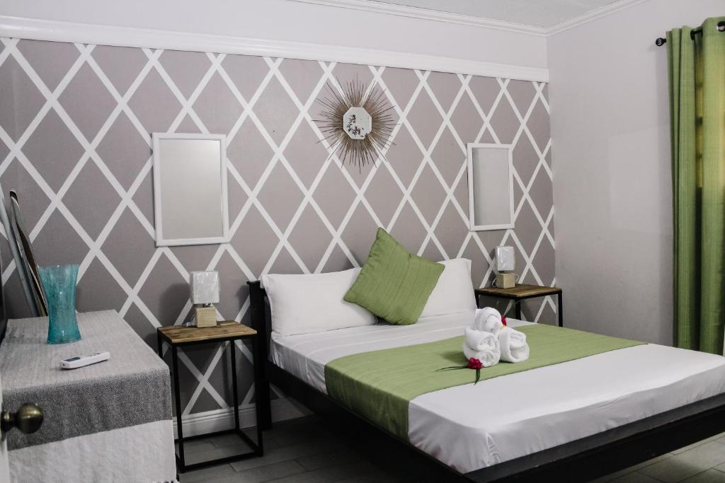 Postel nebo postele na pokoji v ubytování Palm Spring Inn