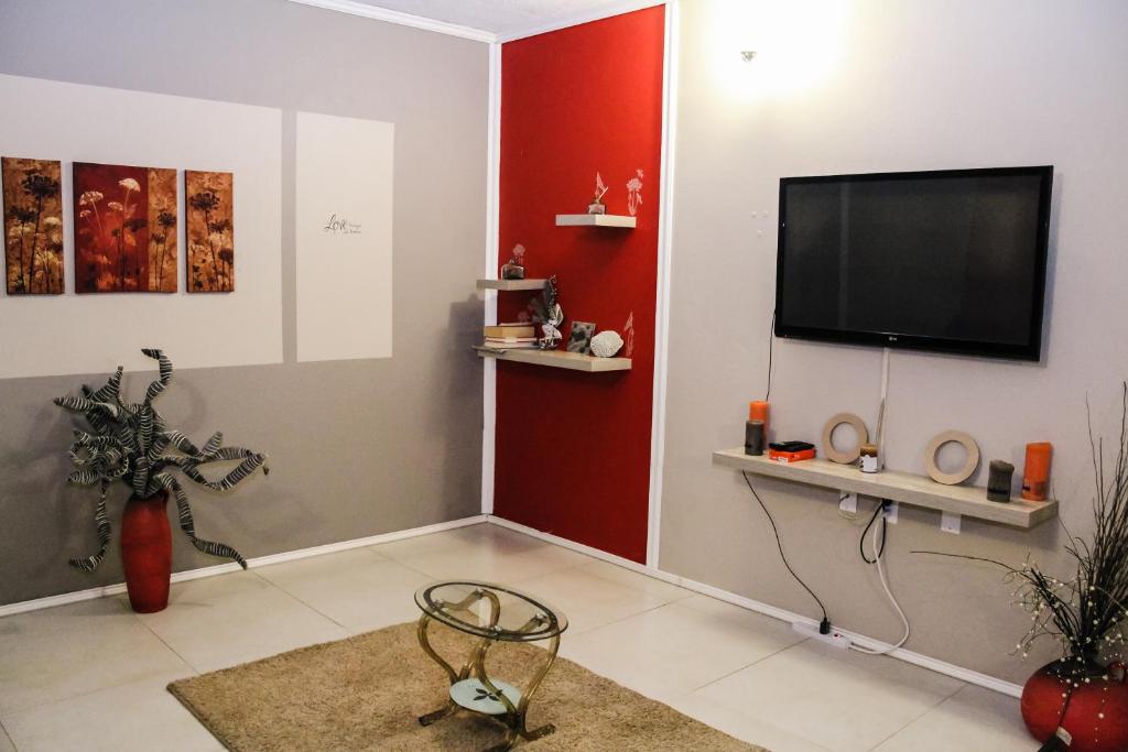 TV a/nebo společenská místnost v ubytování Palm Spring Inn