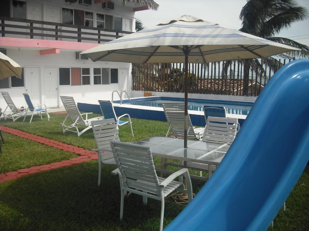 Bazén v ubytování Hotel Villas del Rey nebo v jeho okolí